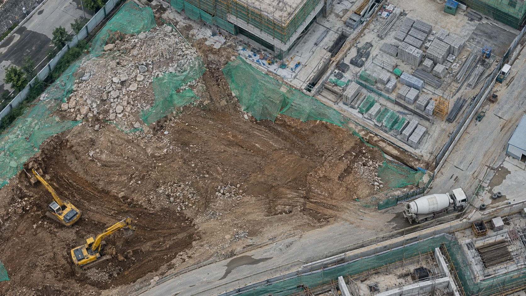 建筑垃圾与物料堆放巡查:独立无人机航拍场景与红色目标标注示意