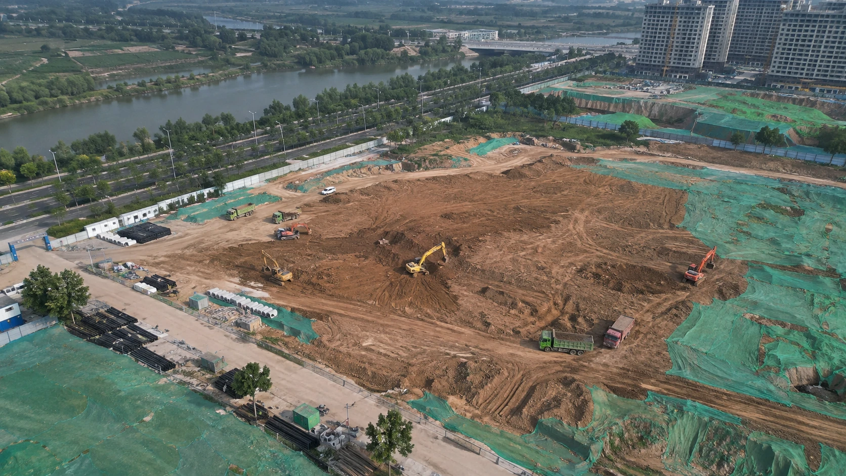 裸土覆盖与扬尘线索巡查：独立无人机航拍场景与红色目标标注示意