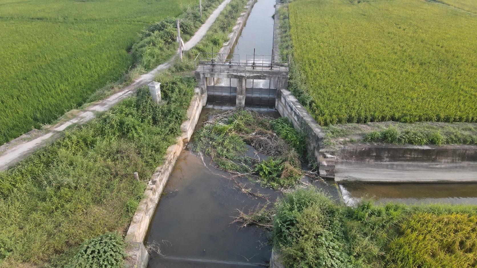 灌渠淤堵巡查：独立无人机航拍场景与红色目标标注示意