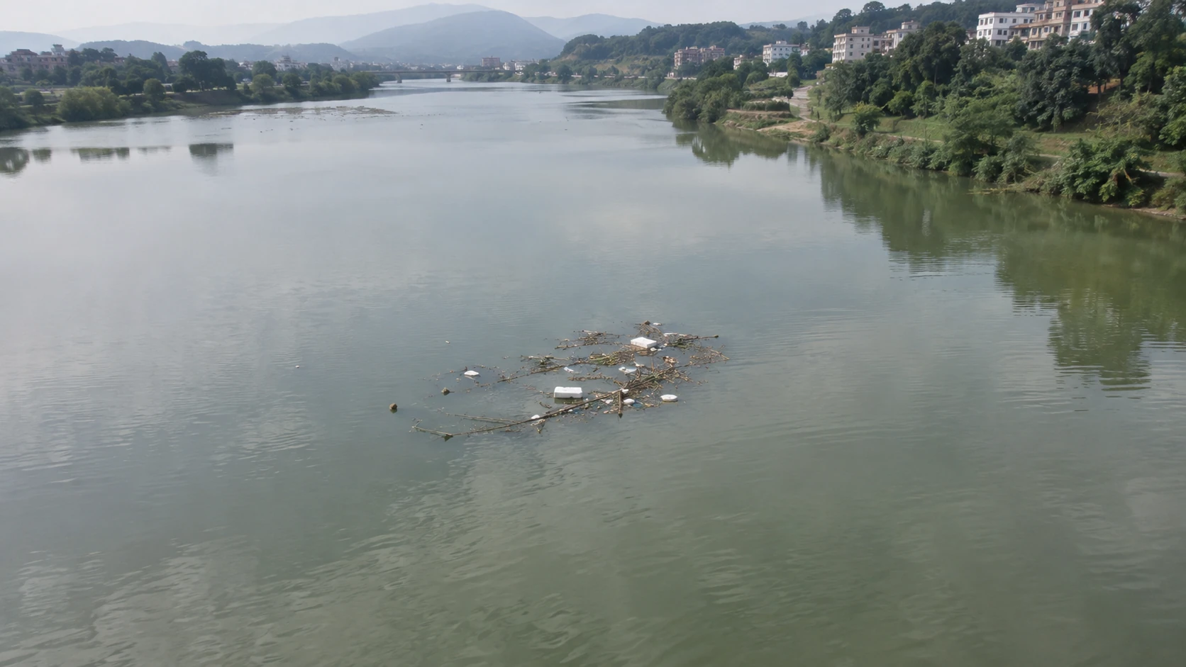 水面漂浮物识别：独立无人机航拍场景与红色目标标注示意