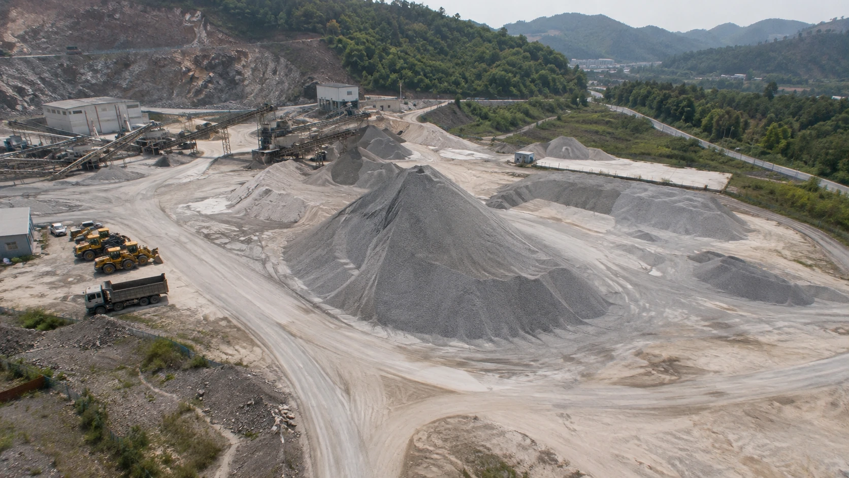矿区堆场变化分析：独立无人机航拍场景与红色目标标注示意