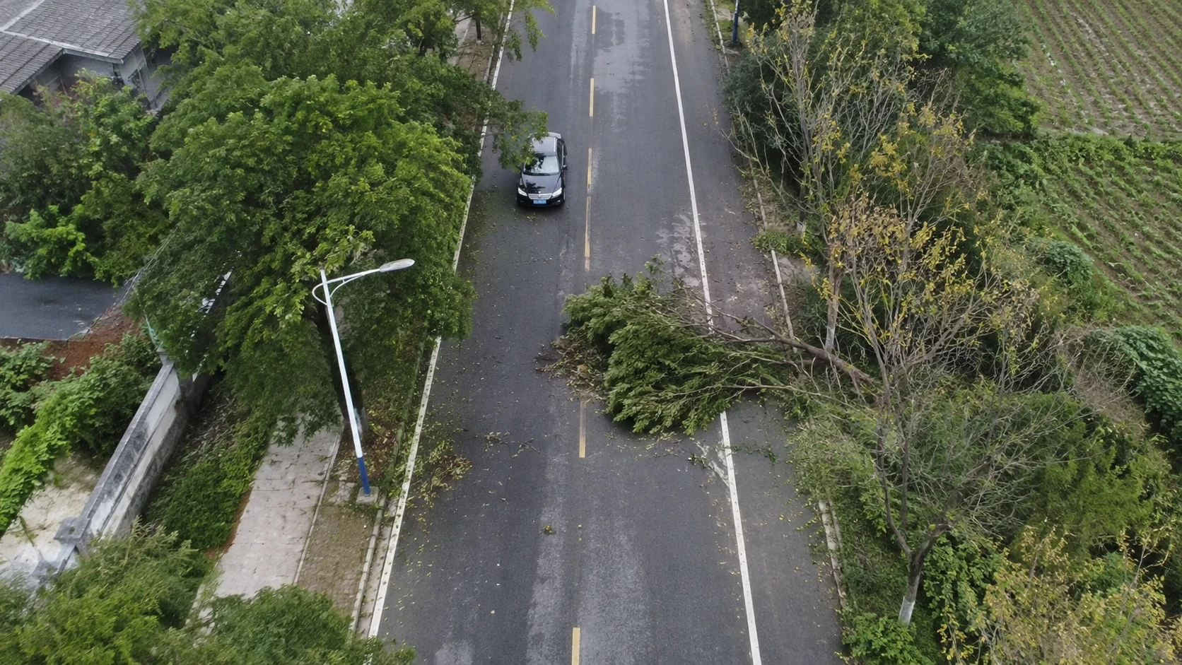 路面杂物识别：独立无人机航拍场景与红色目标标注示意