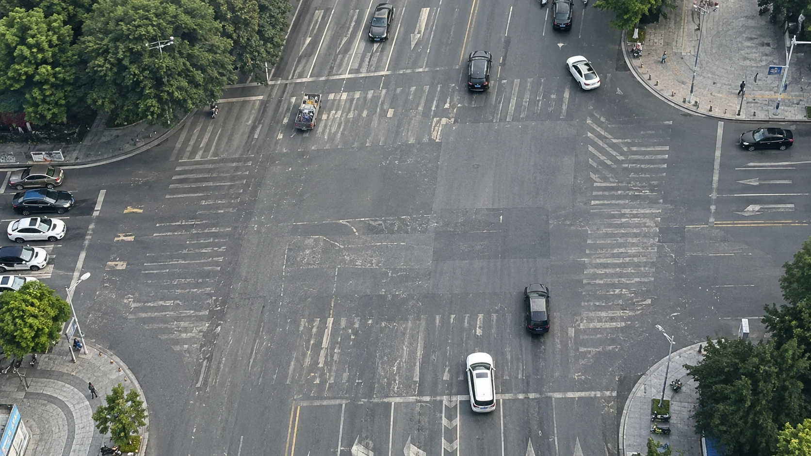 道路标线褪色巡查：独立无人机航拍场景与红色目标标注示意